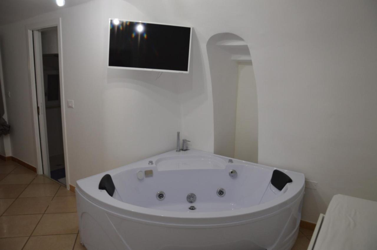 Ostuni 21Mqsuitehomes, Appartamento Con Mini Piscina Privata, Appartamenti Con Vasca Idromassaggio & Appartamenti Standard Остуни Экстерьер фото