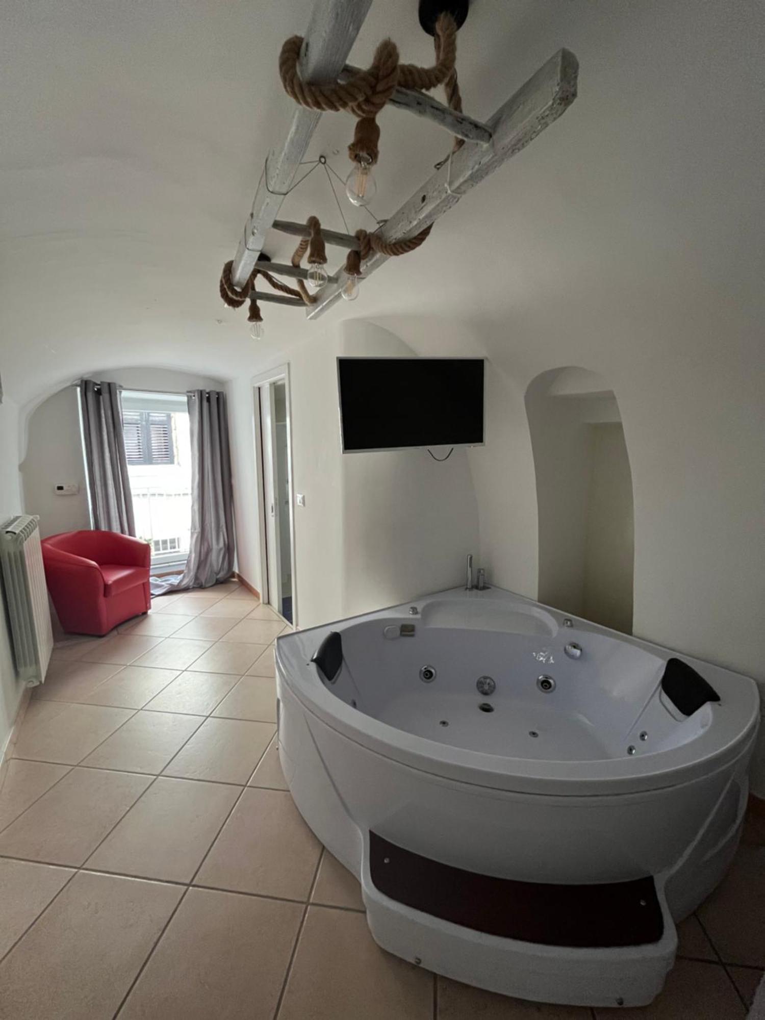 Ostuni 21Mqsuitehomes, Appartamento Con Mini Piscina Privata, Appartamenti Con Vasca Idromassaggio & Appartamenti Standard Остуни Экстерьер фото