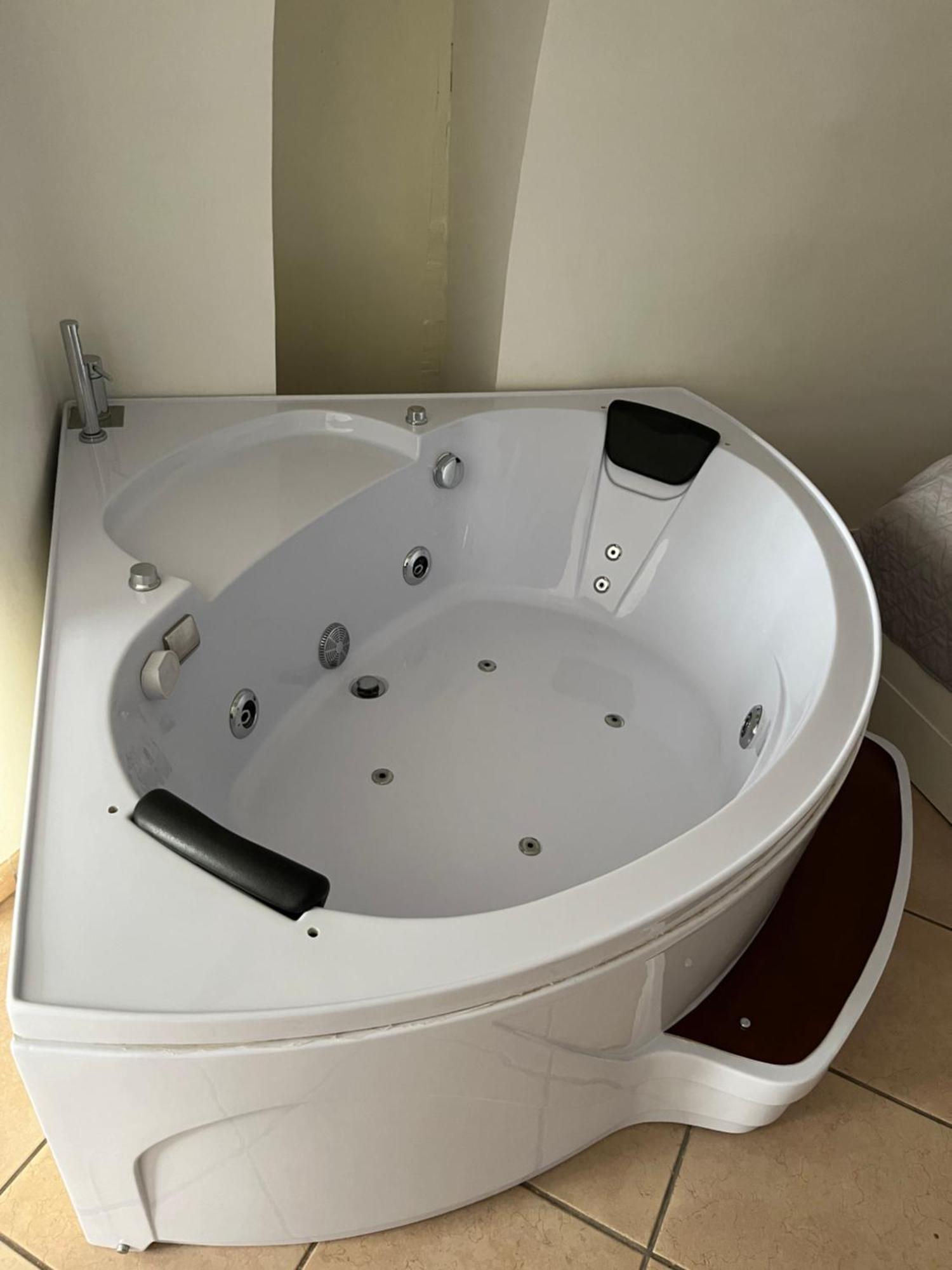 Ostuni 21Mqsuitehomes, Appartamento Con Mini Piscina Privata, Appartamenti Con Vasca Idromassaggio & Appartamenti Standard Остуни Экстерьер фото